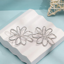 Load image into Gallery viewer, Flower Earrings