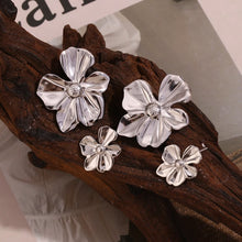Load image into Gallery viewer, Fleur Earrings
