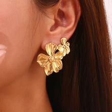Load image into Gallery viewer, Fleur Earrings
