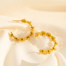 Load image into Gallery viewer, Daisy Flower Earrings
