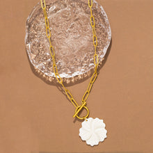 Load image into Gallery viewer, Flower Shell Necklace
