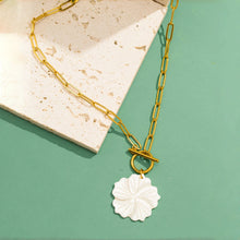 Load image into Gallery viewer, Flower Shell Necklace
